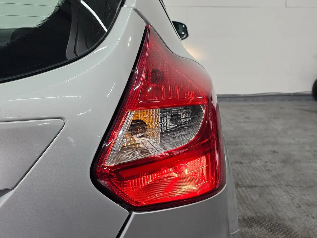 2012-ford-focus-10-zetec-100ps-hatchback-big-75