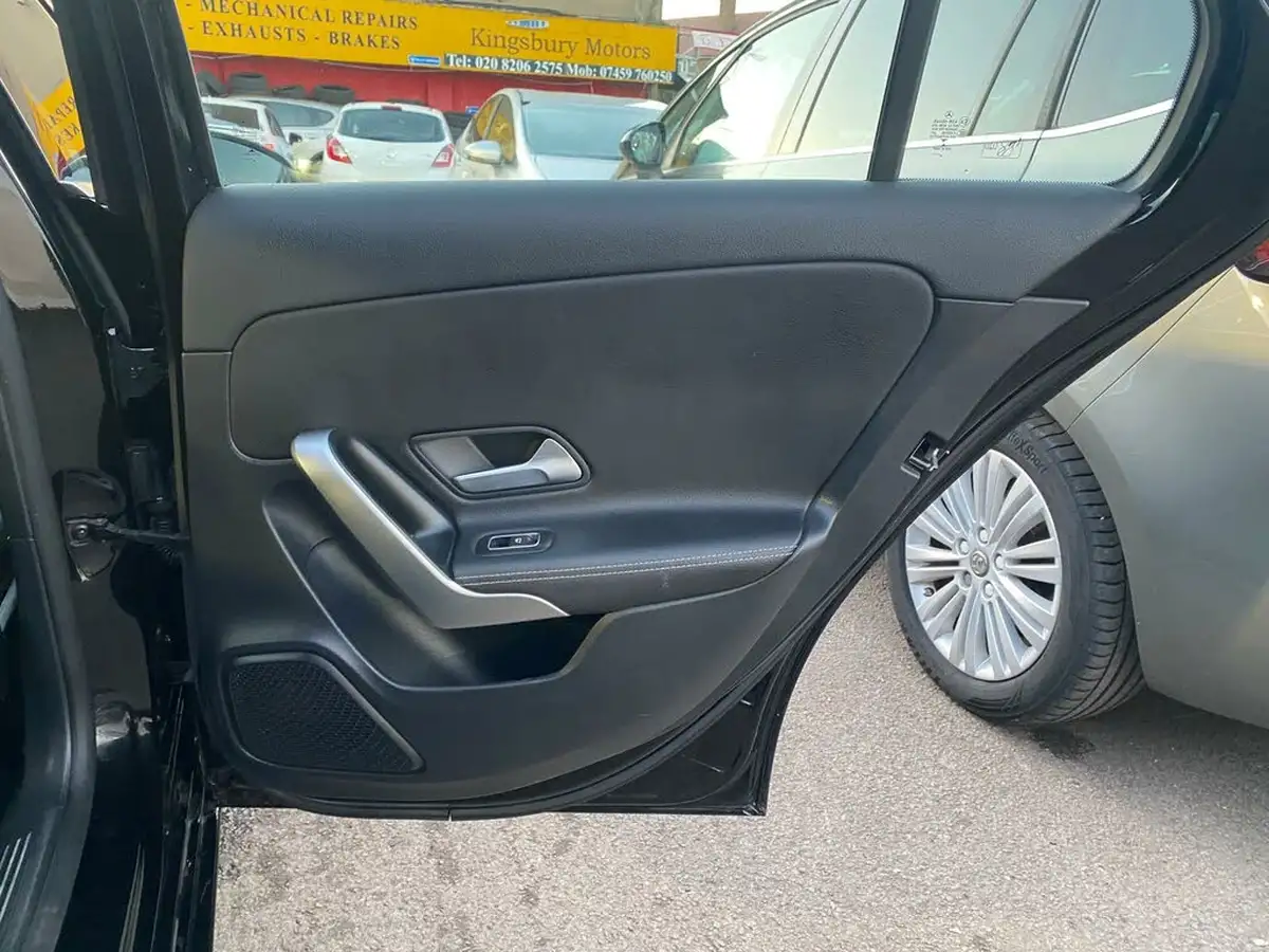 2018-mercedes-benz-a-class-13-a180-sport-executivess-7g-dct-big-29