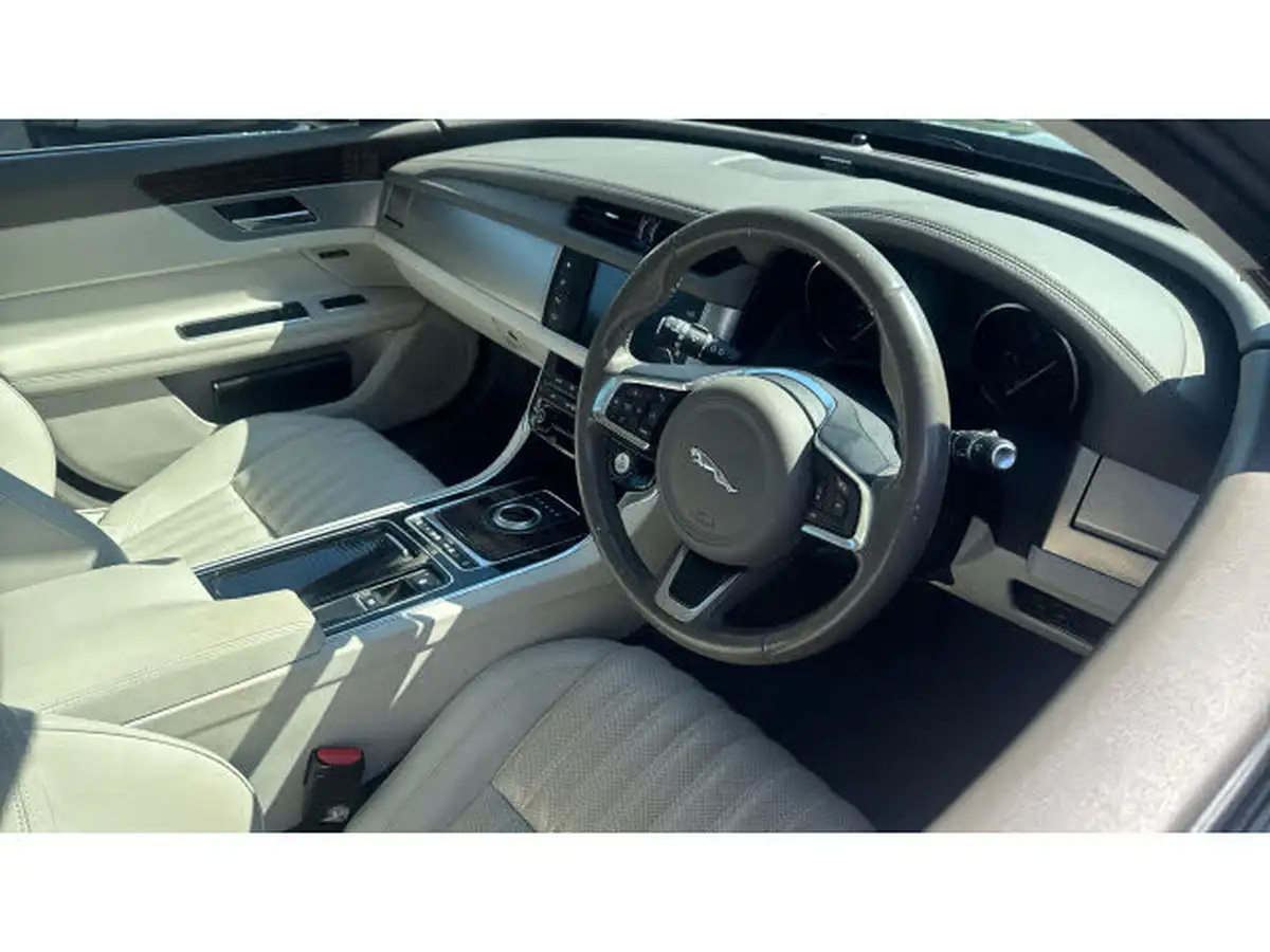 2017-jaguar-xf-20td-portfolio-180ps-saloon-4d-1999cc-auto-big-10