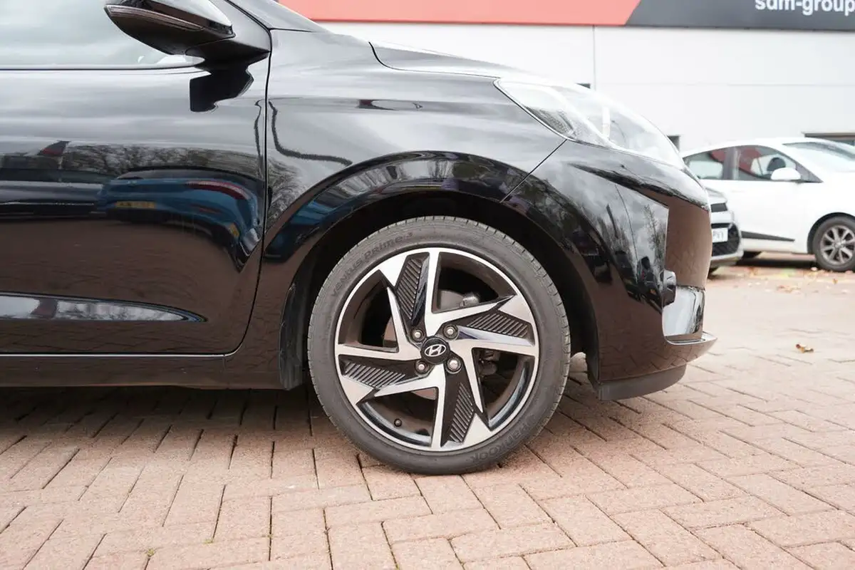 2023-hyundai-i10-10-premium-big-35