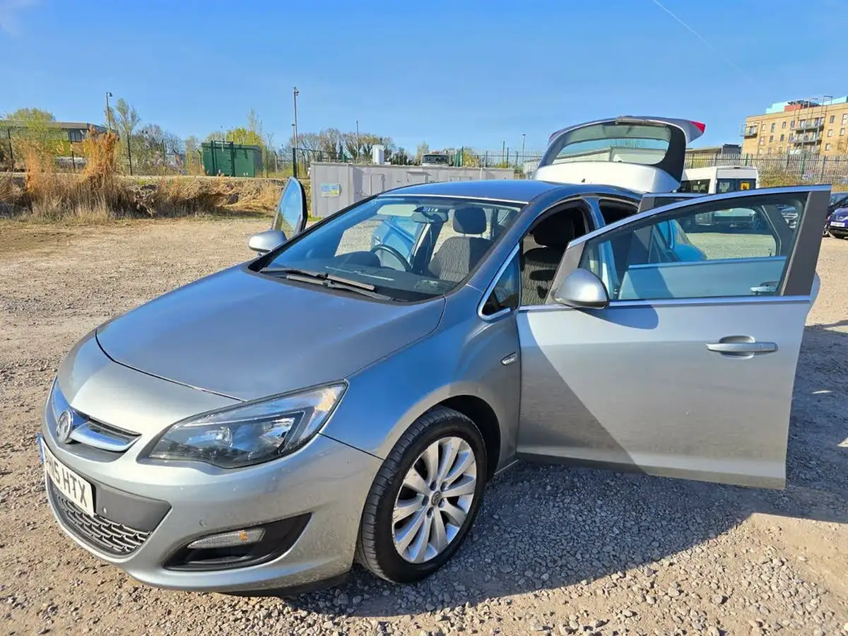 2015-vauxhall-astra-16-tech-line-hatchback-auto-big-9