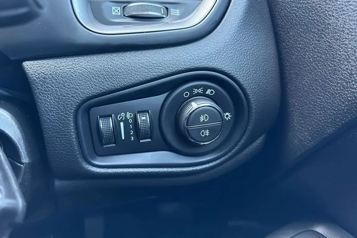 2021-jeep-renegade-10-gse-limited-big-41