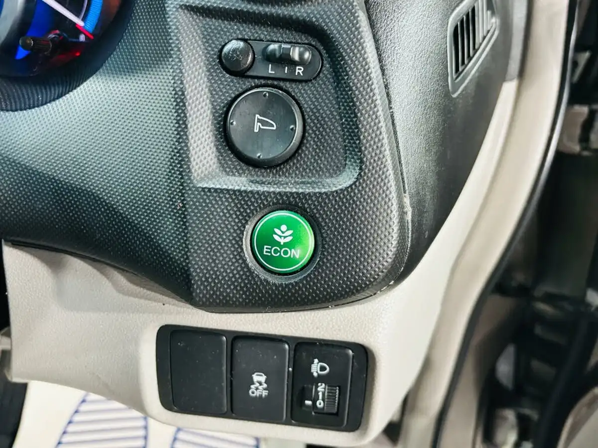 2011-honda-insight-13-se-big-11