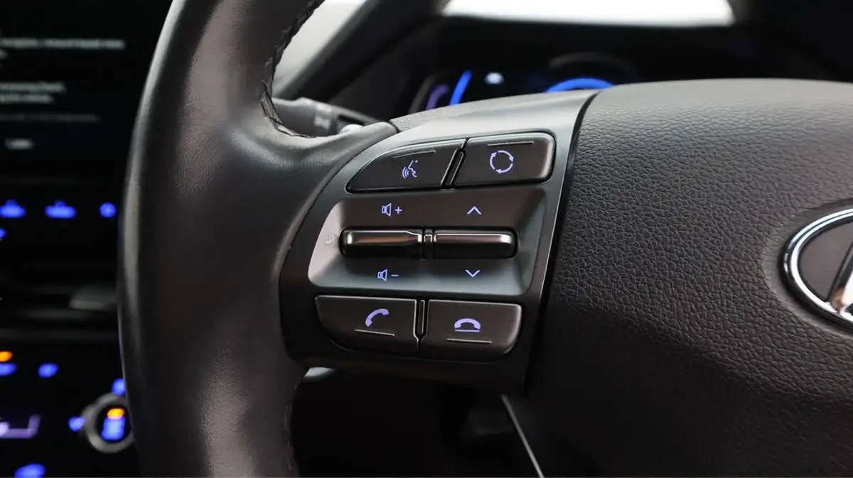2020-hyundai-ioniq-e-premium-se-electric-100kw-big-24
