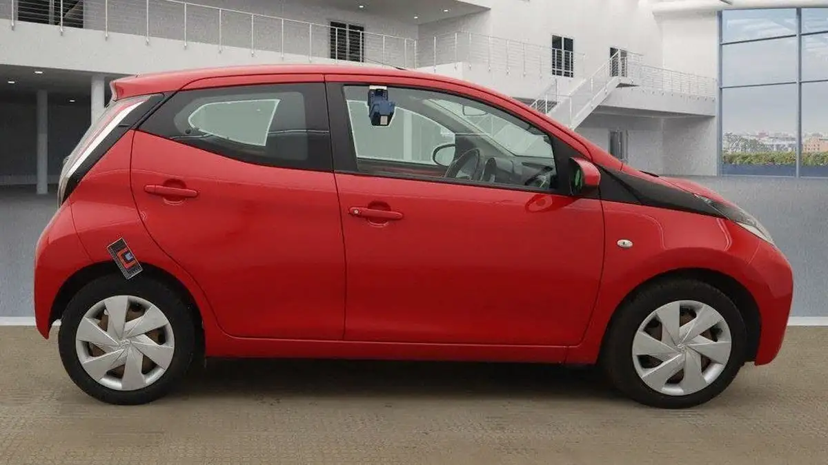 2017-toyota-aygo-10-vvt-i-x-play-71bhp-5d-big-6