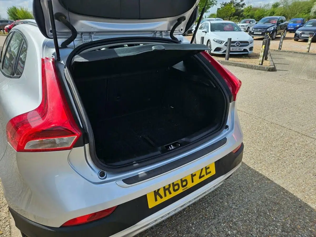 2016-volvo-v40-20td-d3-cross-country-pro-big-7