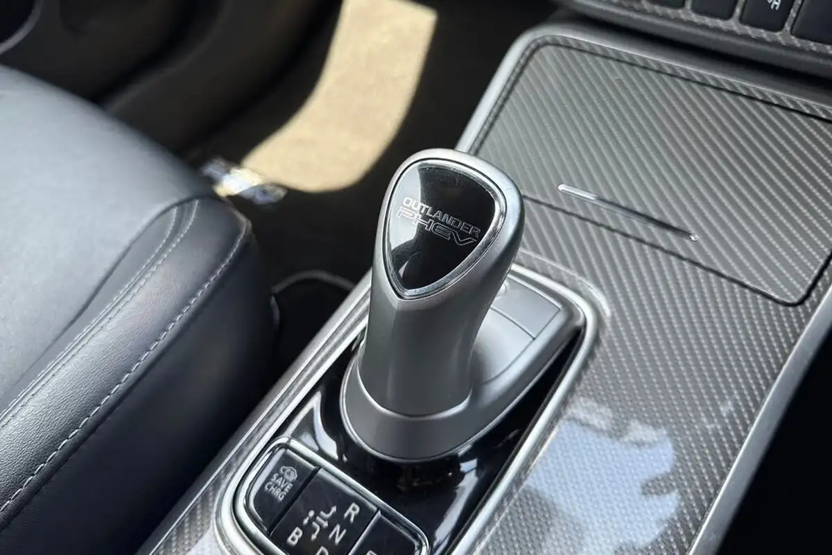 2019-mitsubishi-outlander-24-dynamic-safety-phev-big-22