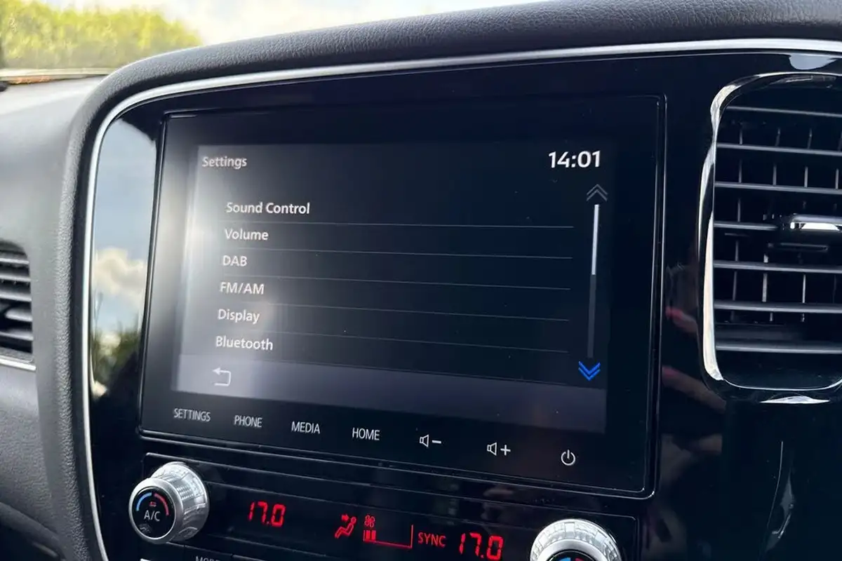 2019-mitsubishi-outlander-24-dynamic-safety-phev-big-50