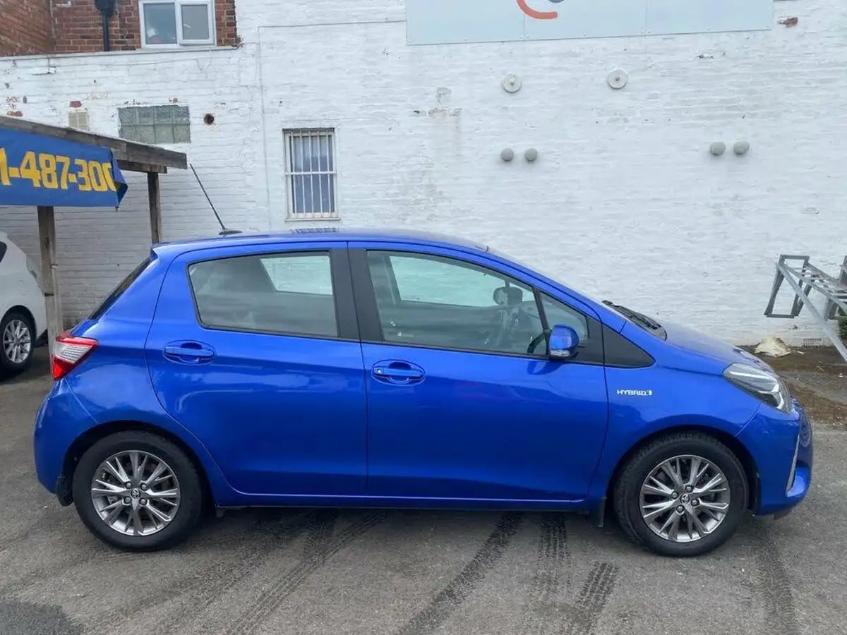 2018-toyota-yaris-15-vvt-i-icon-navi-hybrid-big-12