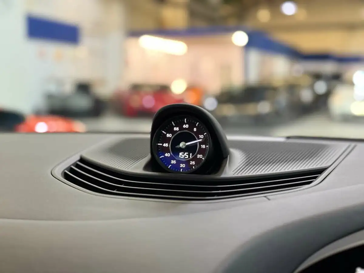2020-porsche-taycan-e-turbo-s-big-57