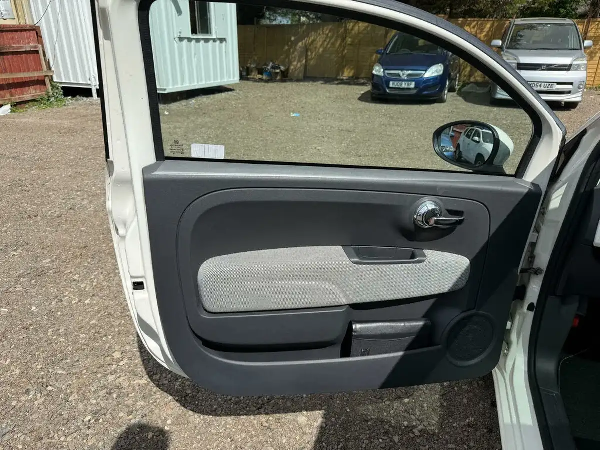 2013-fiat-500-09-lounge-big-16