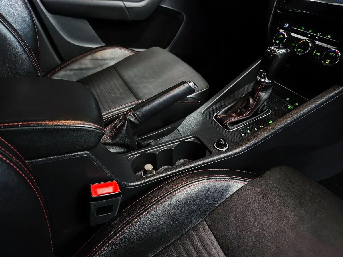 2014-skoda-octavia-20tdi-vrs-estate-dsg-big-51