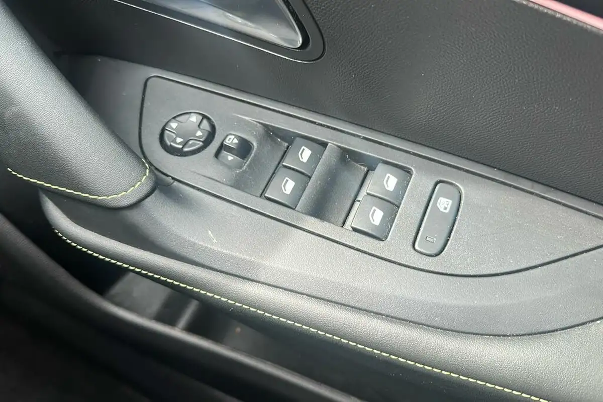 2024-peugeot-2008-suv-12-puretech-gt-130ps-eat8-big-17