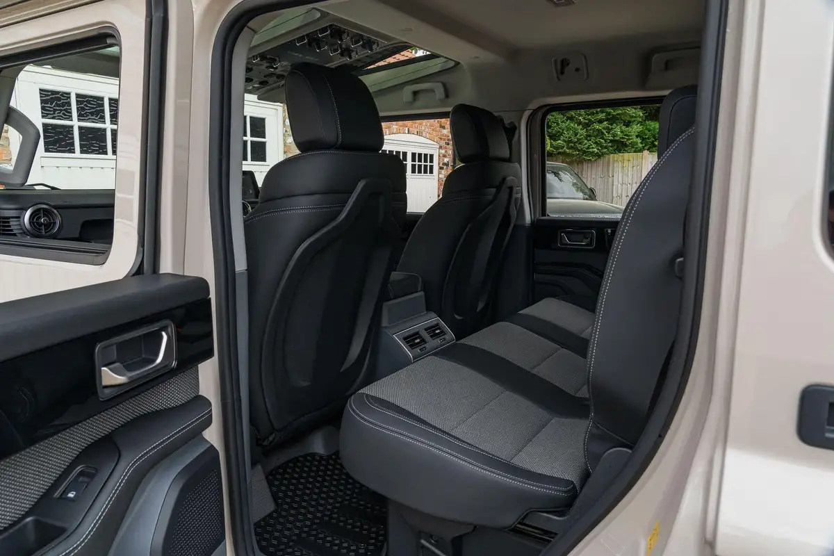 2024-ineos-grenadier-30-286pseu6d2-seat-commercial-panel-van-big-34
