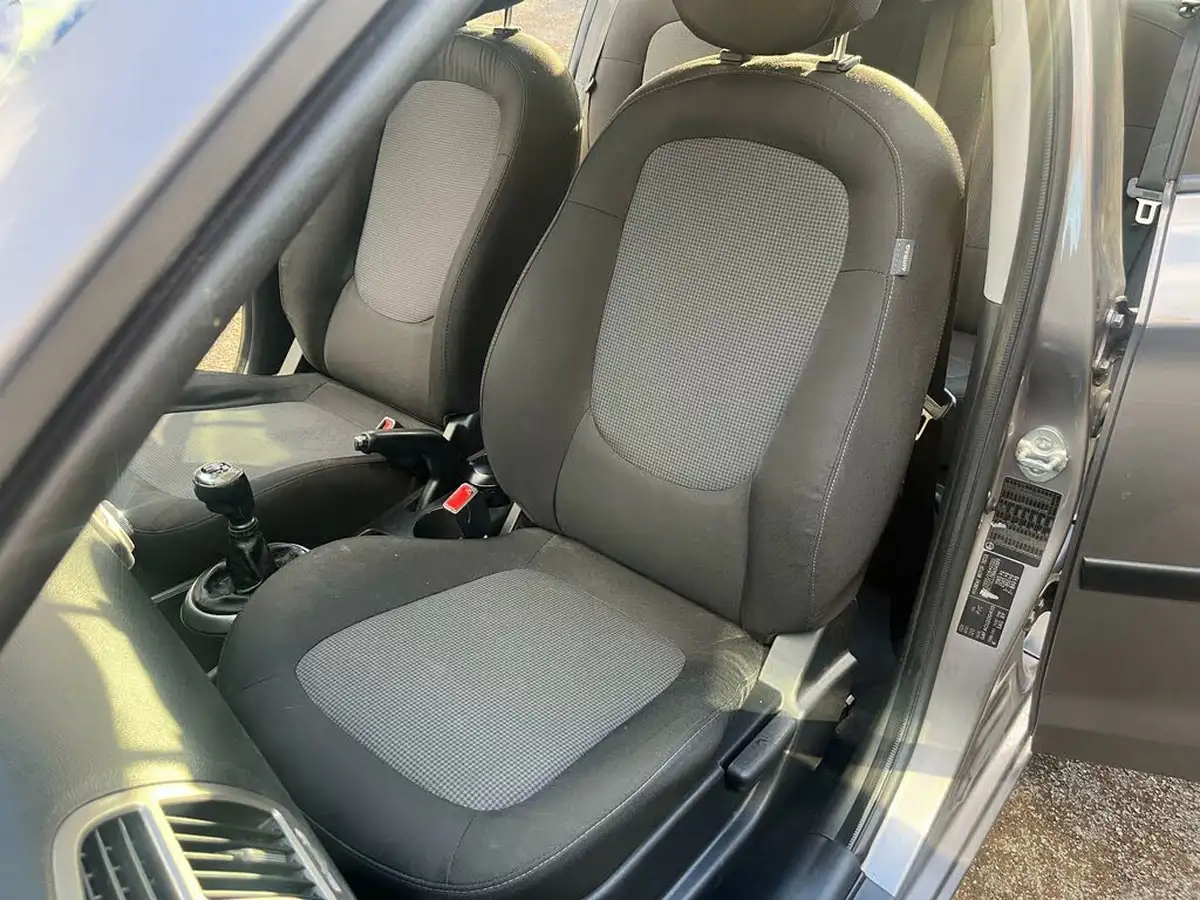 2012-hyundai-i20-14-style-99bhp-big-12