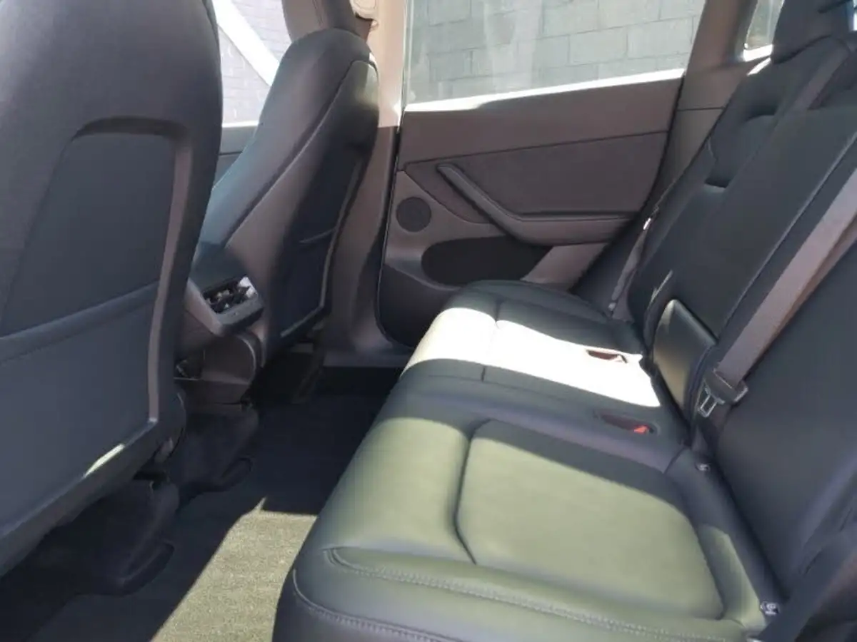2022-tesla-model-y-e-long-range-big-5