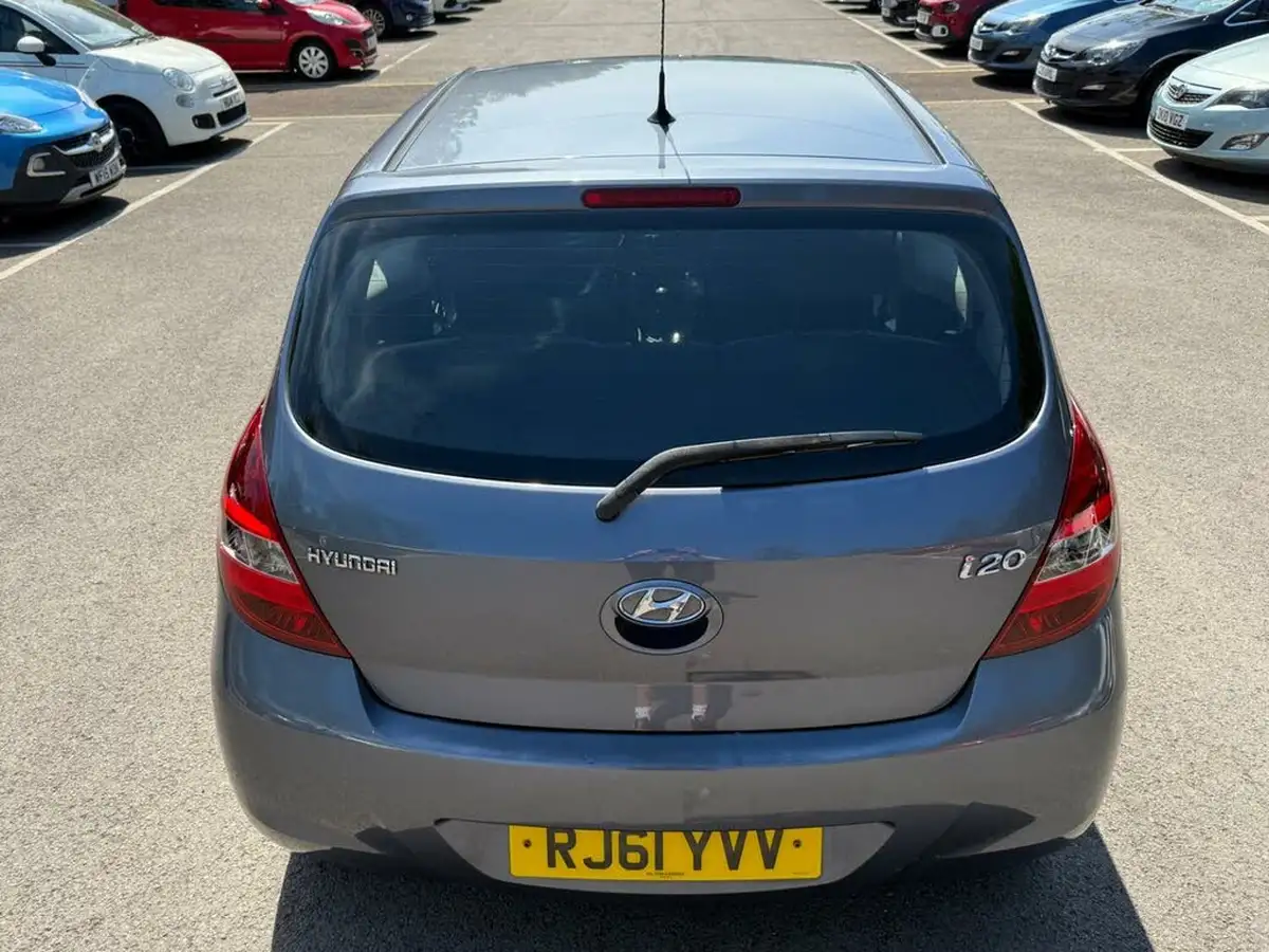 2011-hyundai-i20-12-comfort-3d-big-16