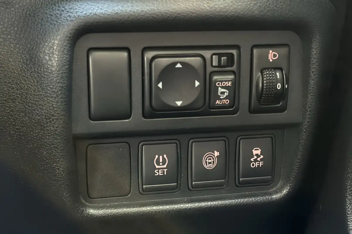 2017-nissan-juke-16-tekna-117ps-open-air-roof-1598cc-xtronic-cvt-big-31