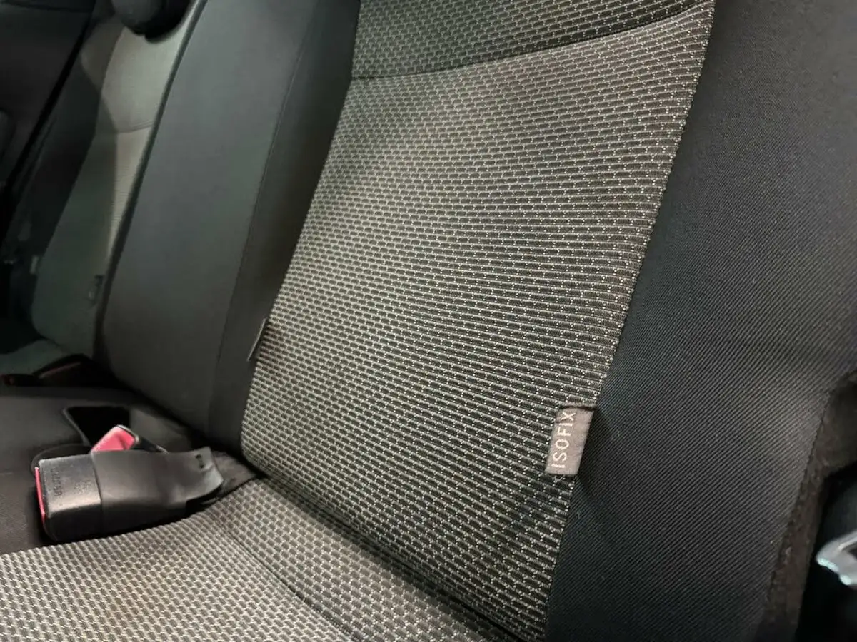 2015-toyota-yaris-15-vvt-i-icon-hybrid-big-25