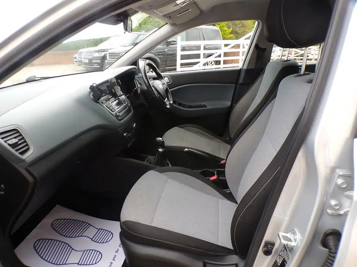 2015-hyundai-i20-12-se-hatchback-5d-big-14