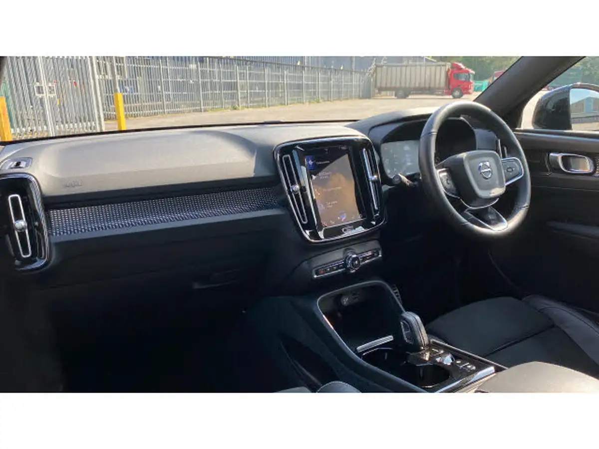 2022-volvo-xc40-15-t3-r-design-auto-big-3