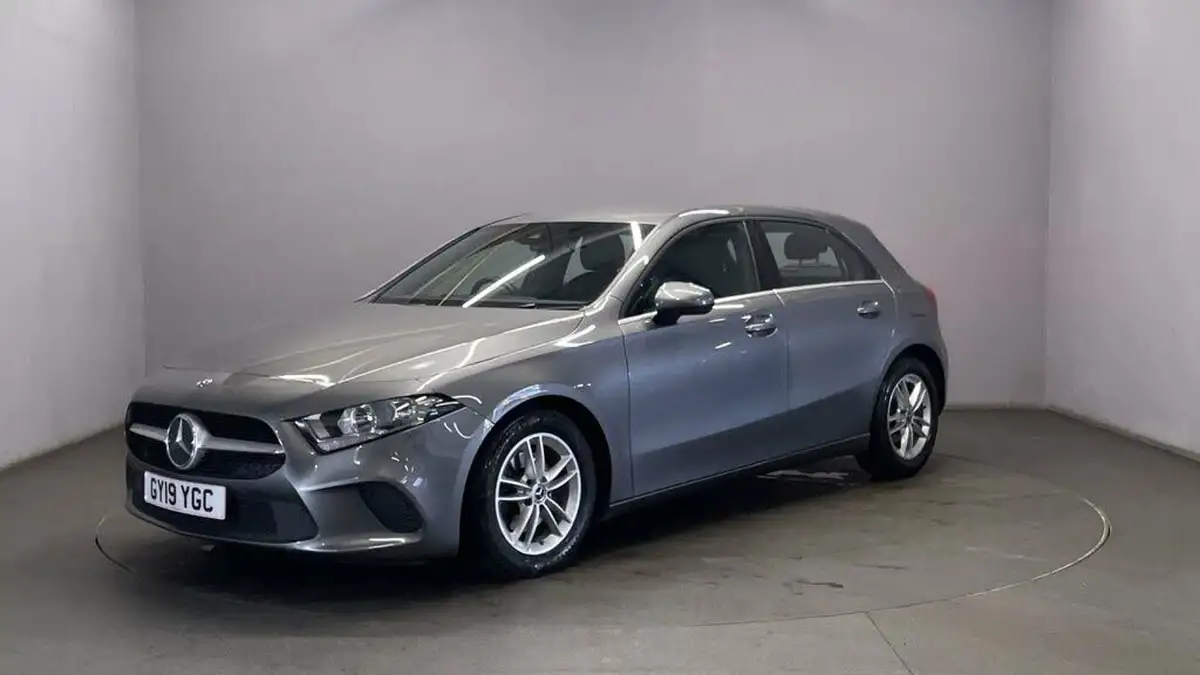 2019-mercedes-benz-a-class-15d-a180d-se-7g-dct-big-3