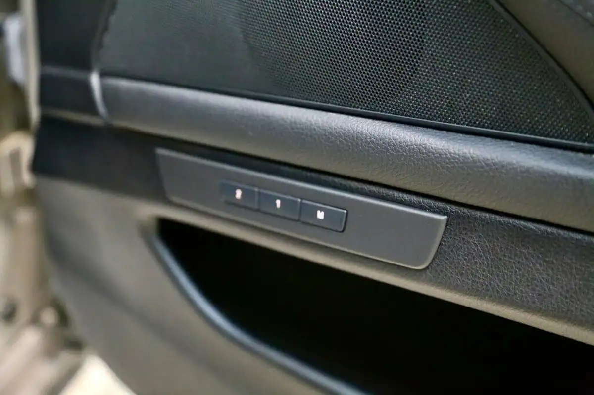 2014-bmw-5-series-20-528i-luxury-saloon-4d-auto-big-37