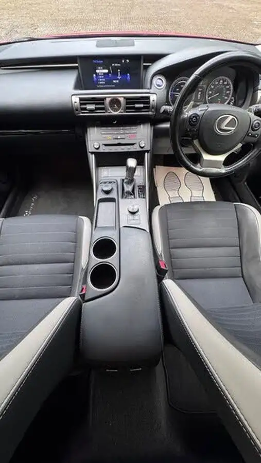 2015-lexus-is-300h-25-sport-big-26