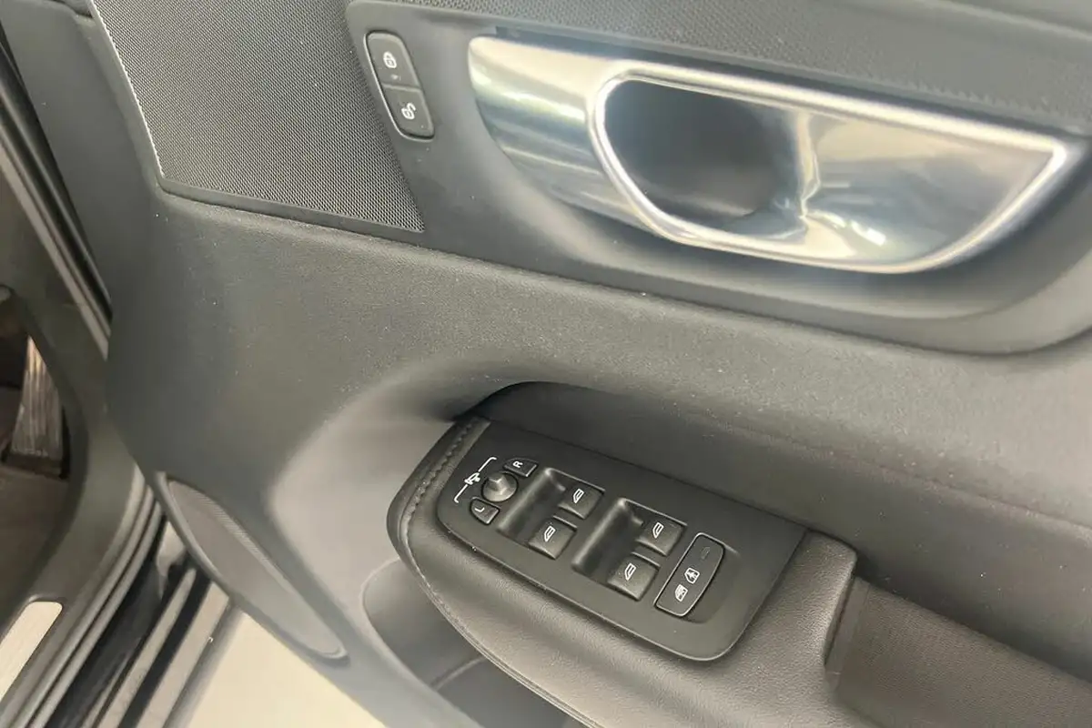 2022-volvo-xc60-20-b5-core-big-27