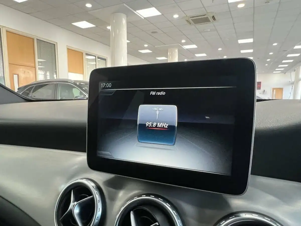 2016-mercedes-benz-gla-class-20-gla-250-amg-line-ss-7g-dct-big-14