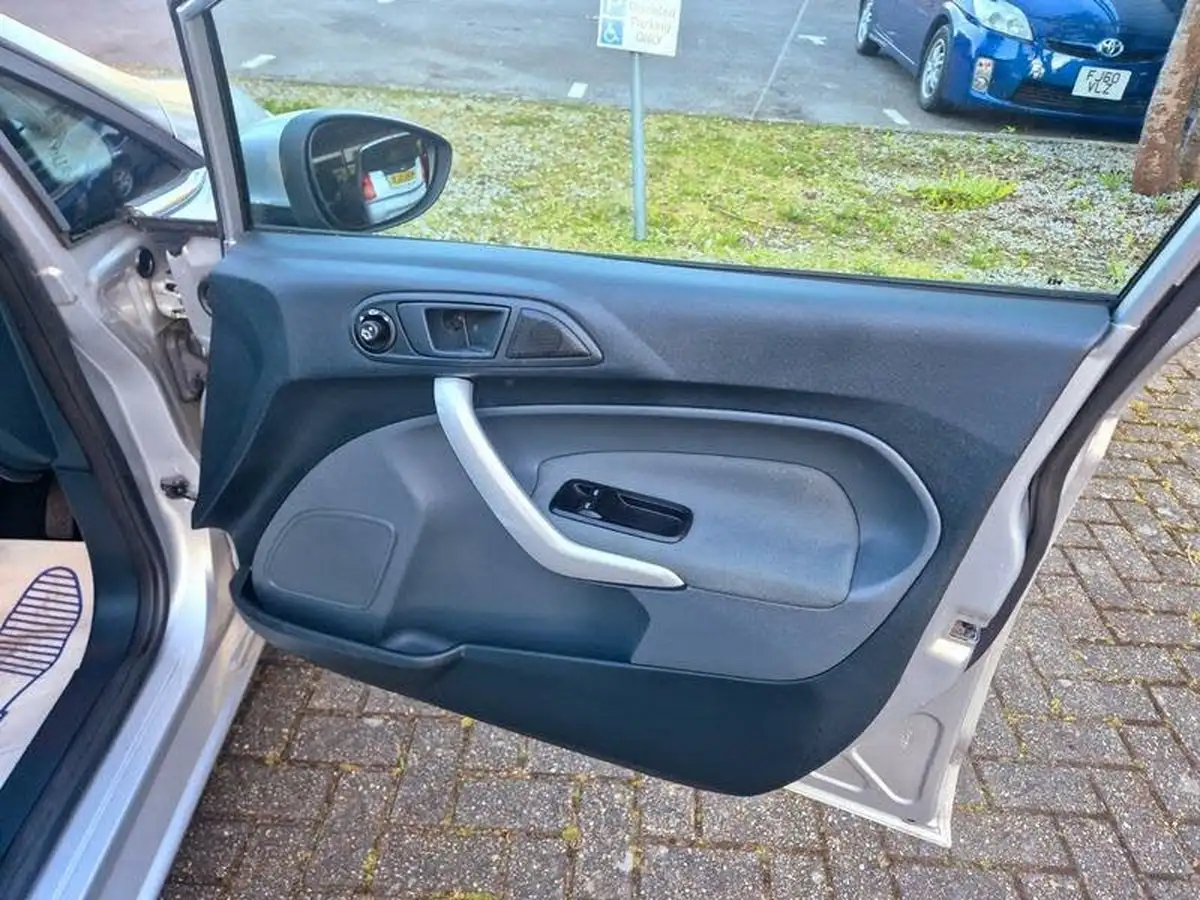 2010-ford-fiesta-14-zetec-96ps-5d-auto-big-19