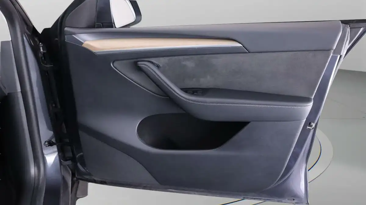 2022-tesla-model-y-e-long-range-big-15