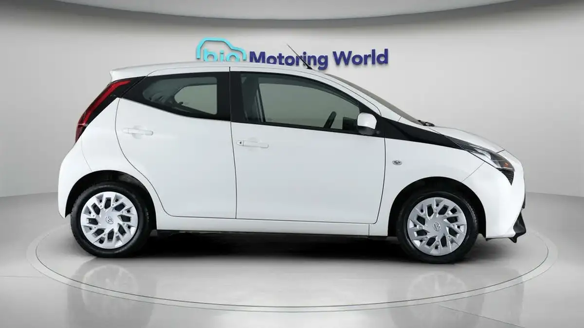 2019-toyota-aygo-10-vvt-i-x-play-big-8