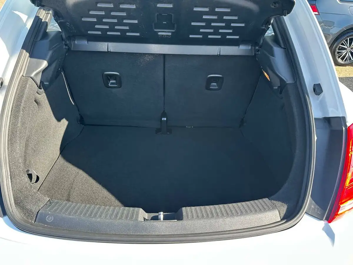 2013-volkswagen-beetle-20tdi-design-hatchback-3d-dsg-big-11