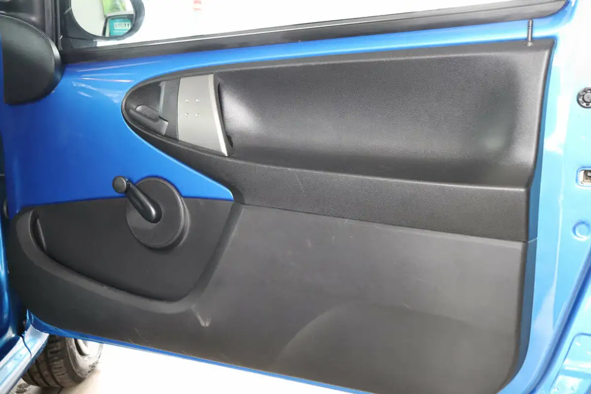 2013-peugeot-107-10-access-big-31