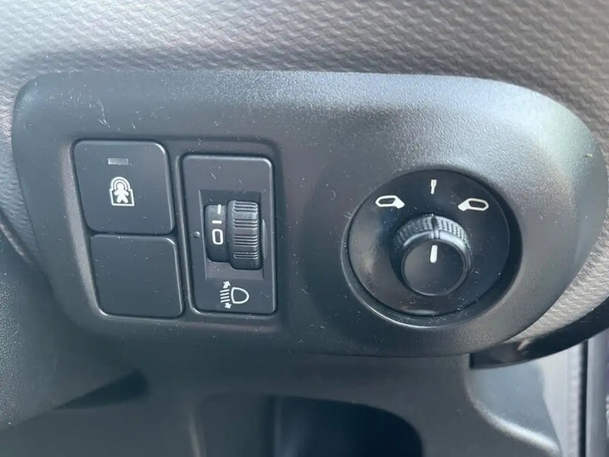 2015-citroen-c4-cactus-16bluehdi-feel-big-33
