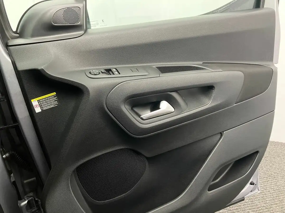 2024-vauxhall-combo-life-e-design-xl-big-29