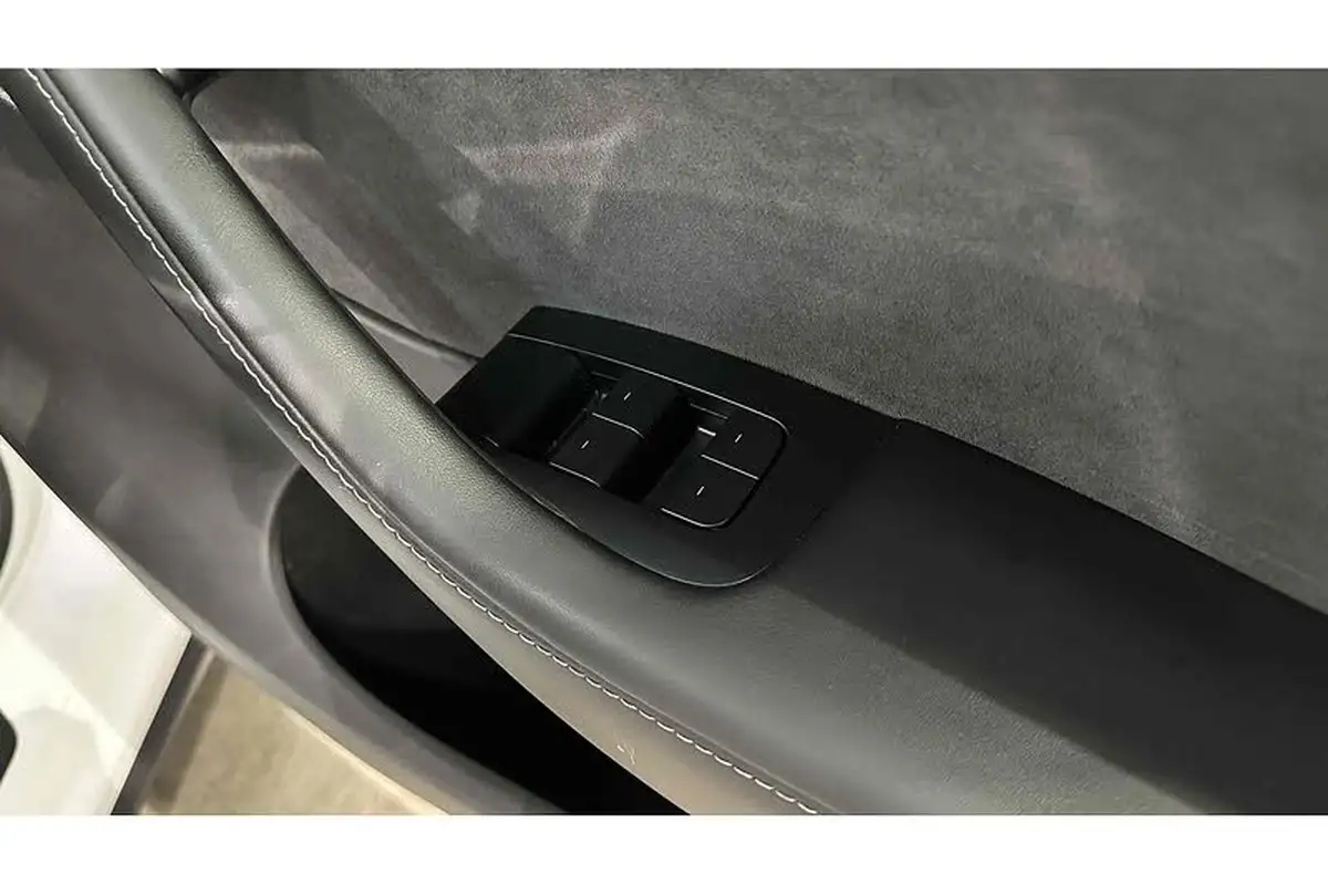 2022-tesla-model-y-e-long-range-big-31