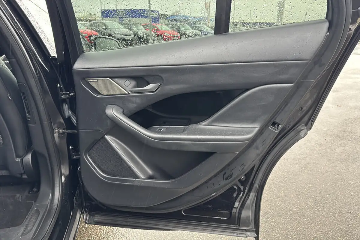 2021-jaguar-i-pace-ev400-black-big-24