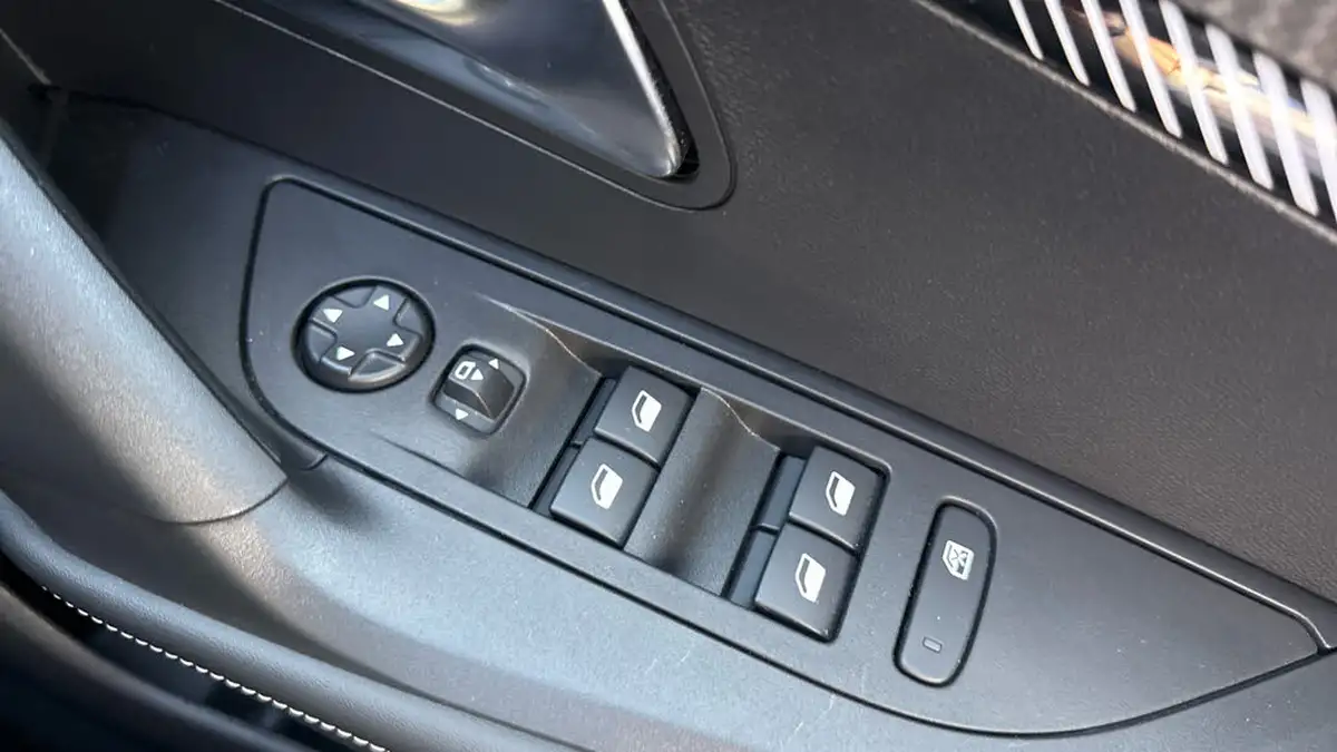 2024-peugeot-2008-suv-12-puretech-allure-130ps-eat8-big-21