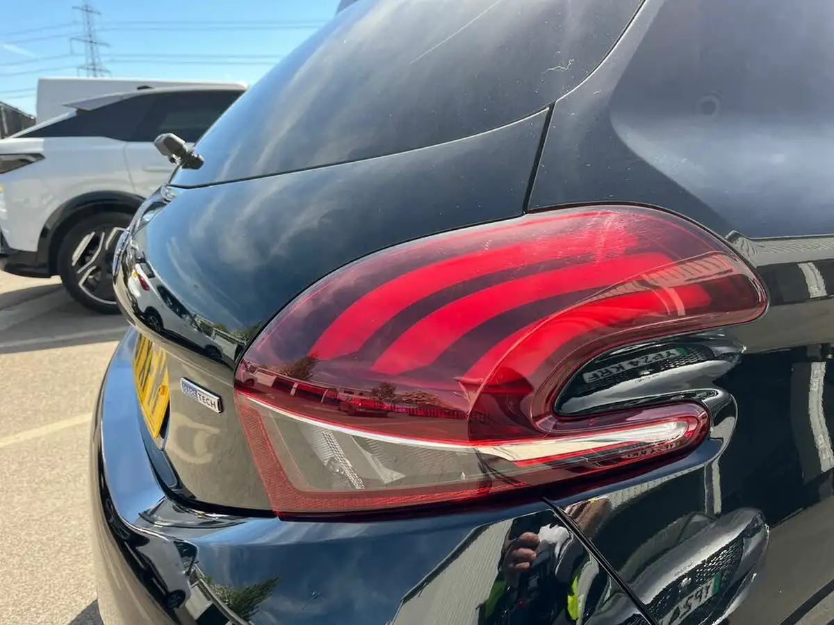 2017-peugeot-208-12-puretech-allure-premium-big-15
