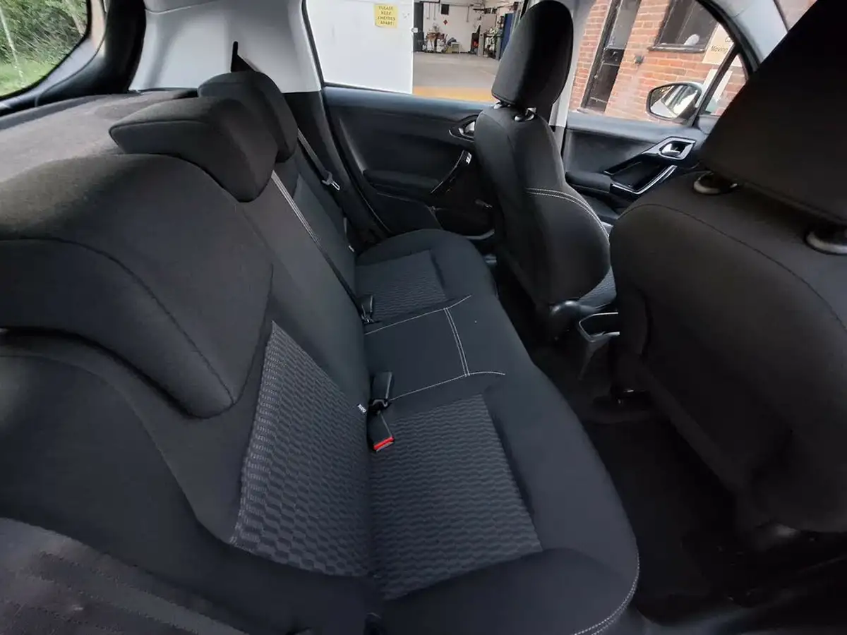 2016-peugeot-208-big-16