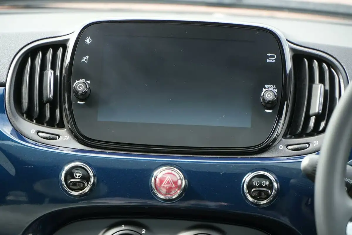 2022-fiat-500-10-dolcevita-big-16