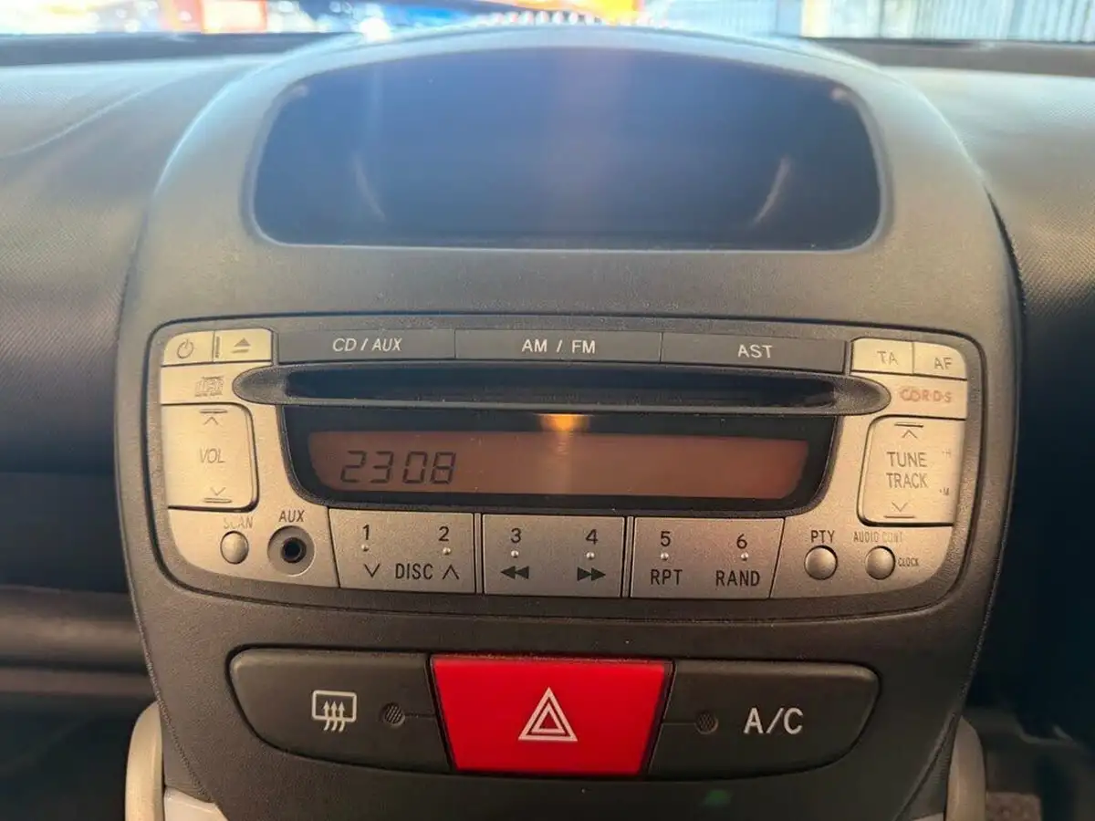 2014-toyota-aygo-10-mode-ac-5d-big-18