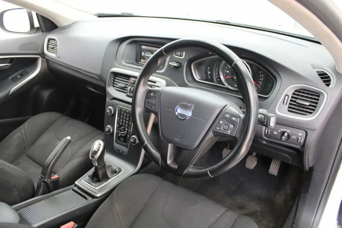 2013-volvo-v40-16-t2-es-big-22
