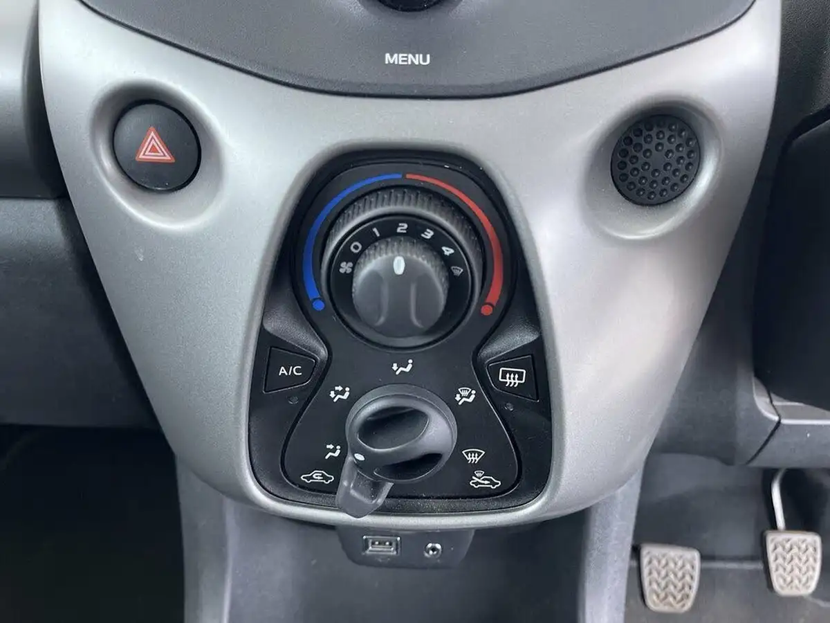 2015-toyota-aygo-10-vvt-i-x-play-3d-big-39