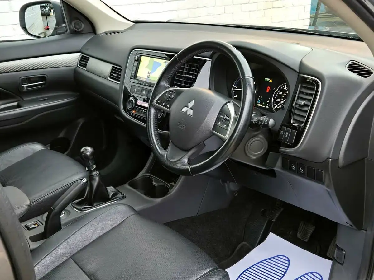 2014-mitsubishi-outlander-22di-d-gx4-big-43