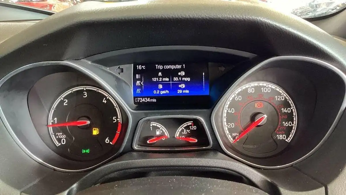 2017-ford-focus-20tdci-st2-hatchback-big-6