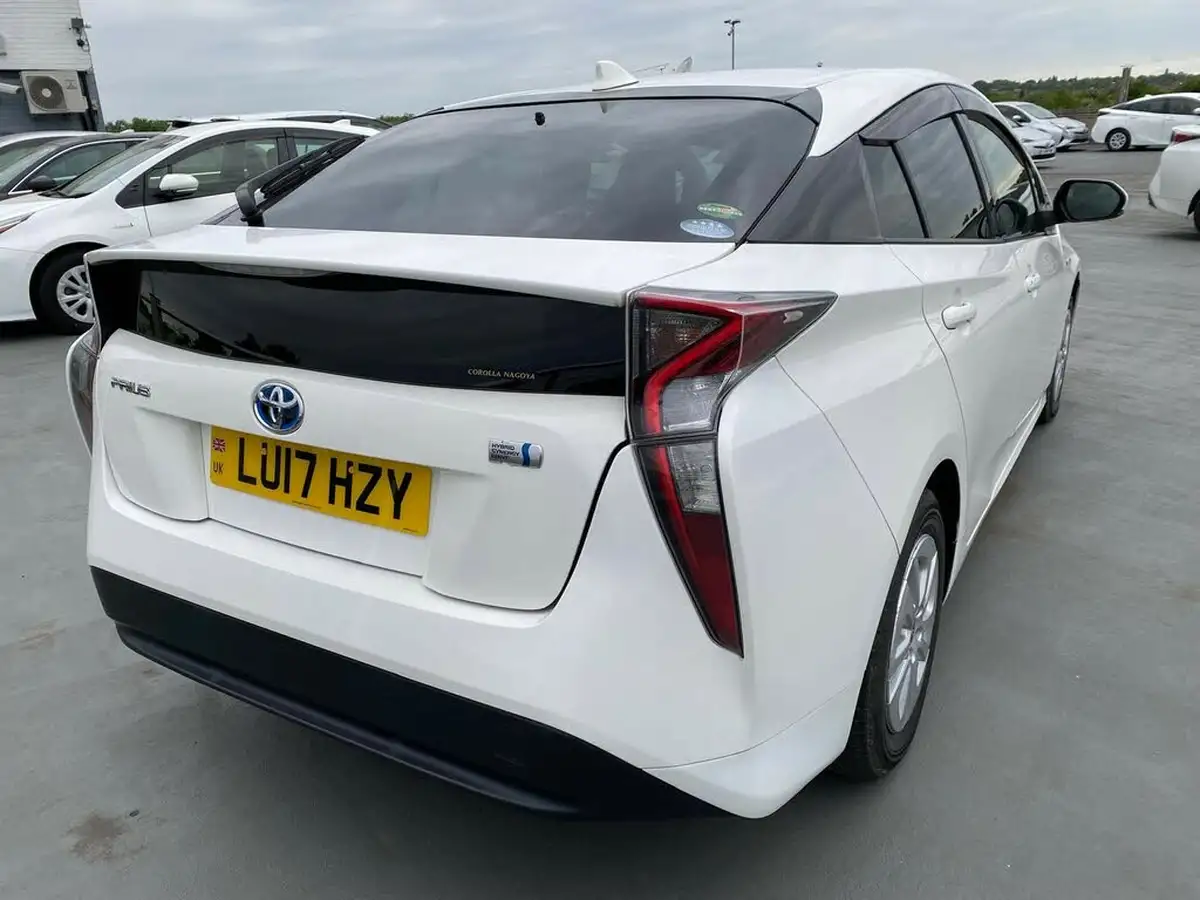 2017-toyota-prius-big-6