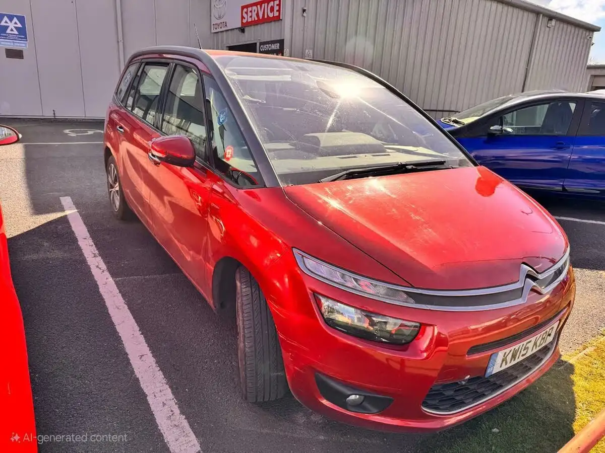 2015-citroen-grand-c4-picasso-20bluehdi-exclusive-eat6-big-0